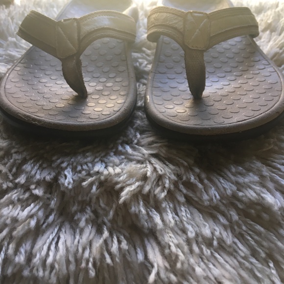 Size 8 Vionic flip flops - Picture 3 of 8